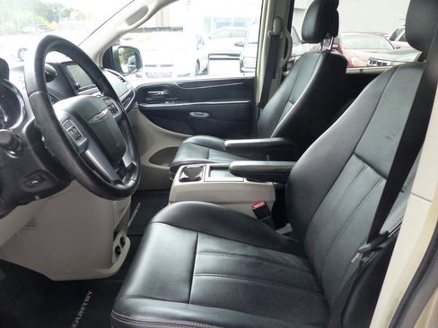 Used 2011 Chrysler Town & Country Touring-L w/ Entertainment Group #2 FWD image 17