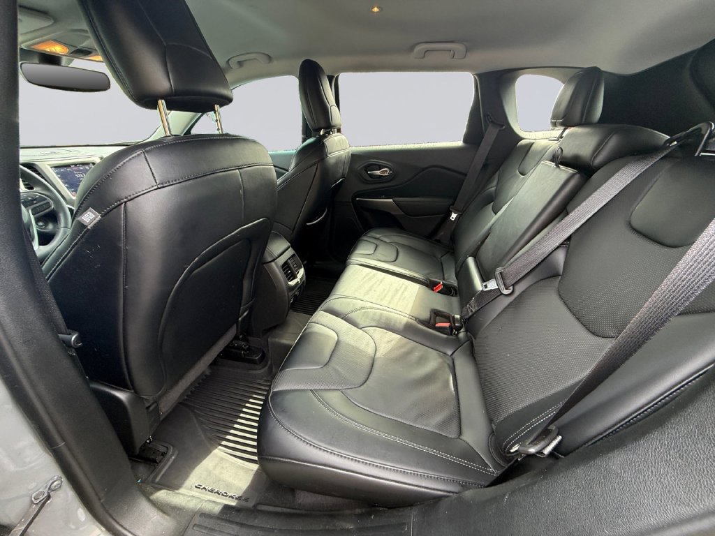 Used 2022 Jeep Cherokee Latitude Lux w/ Mopar Interior Package AWD/4WD image 17