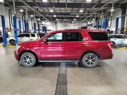 Used 2019 Ford Expedition XLT w/ Equipment Group 202A AWD/4WD image 4