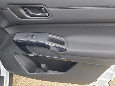 New 2025 Nissan Pathfinder SV image 8