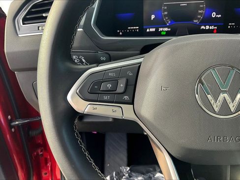 Used 2022 Volkswagen Tiguan SE w/ Panoramic Sunroof Package image 23