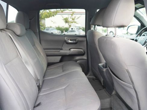 Used 2019 Toyota Tacoma TRD Sport w/ Technology Package image 18