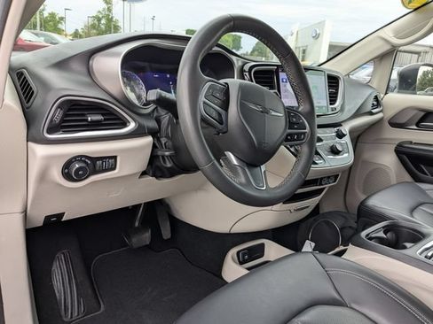 Used 2023 Chrysler Pacifica Touring-L FWD image 2