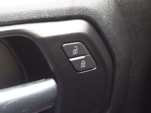 Used 2020 Chevrolet Silverado 2500 Custom w/ Custom Value Package image 21