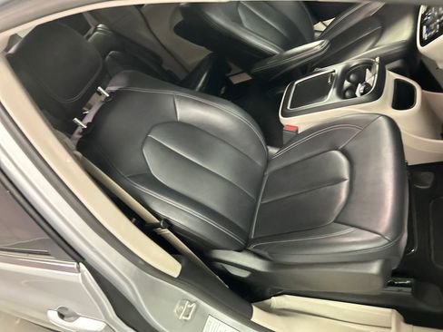 Used 2024 Chrysler Pacifica Touring-L image 26