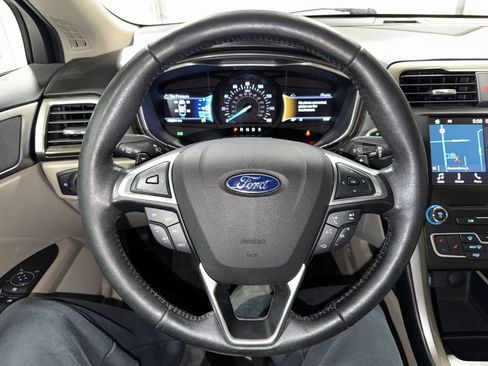 Used 2017 Ford Fusion SE w/ Fusion SE Technology Package image 11