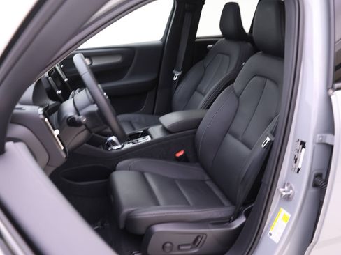 Certified 2025 Volvo XC40 B5 Plus w/ Protection Package Premier image 7