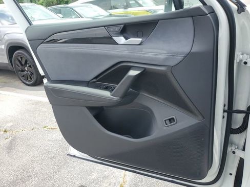 Certified 2025 Volkswagen Tiguan SE w/ Panoramic Sunroof Package FWD image 29