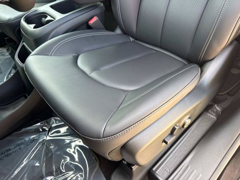 New 2025 Chrysler Pacifica Select FWD image 20
