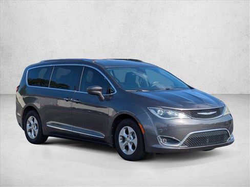 Used 2017 Chrysler Pacifica Touring-L Plus FWD image 3