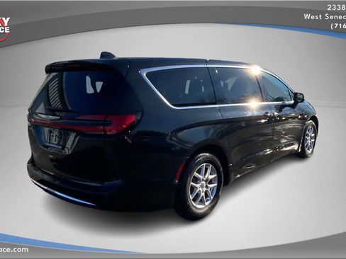 Used 2023 Chrysler Pacifica Touring-L image 5