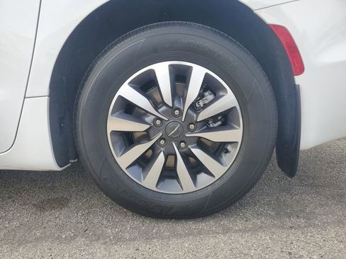 Certified 2023 Chrysler Pacifica Limited image 13