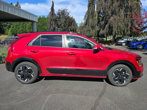 Used 2023 Kia Niro Wind w/ Wind Preserve Package FWD image 3