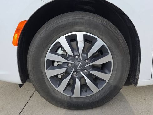 Used 2022 Chrysler Pacifica Touring-L FWD image 10
