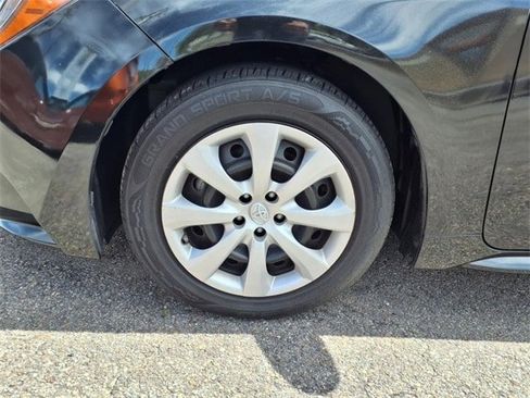 Used 2021 Toyota Corolla LE image 9