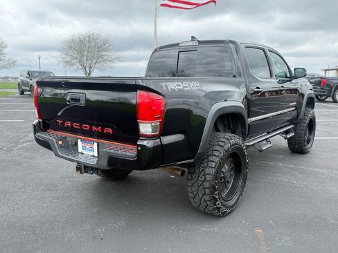 Used 2017 Toyota Tacoma TRD Off-Road w/ Premium & Technology Package image 5