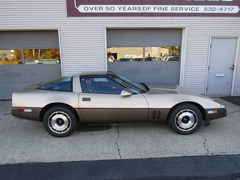 Used 1985 Chevrolet Corvette Coupe image 2