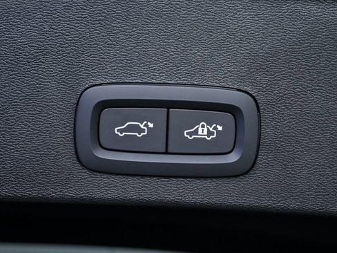 Certified 2025 Volvo XC40 B5 Plus image 33