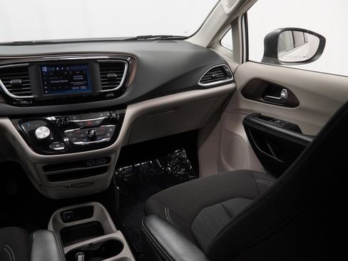 Used 2023 Chrysler Voyager LX image 24