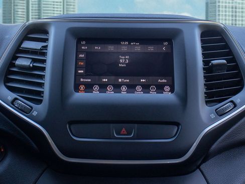 Used 2019 Jeep Cherokee Latitude Plus w/ Comfort/Convenience Group image 24