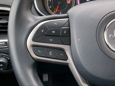 Used 2019 Jeep Cherokee Latitude Plus FWD image 24