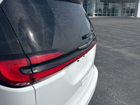 Used 2023 Chrysler Pacifica Touring-L image 10