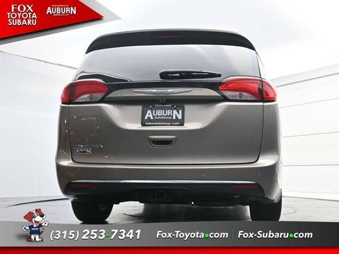 Used 2017 Chrysler Pacifica Touring-L FWD image 19