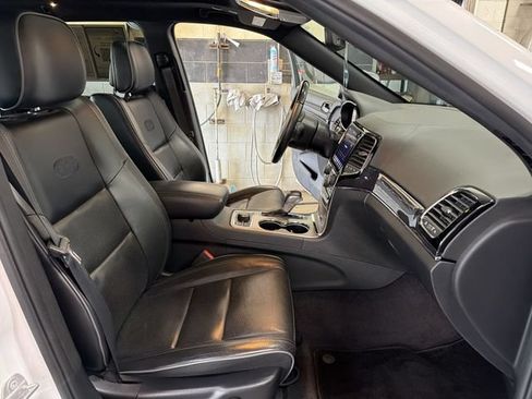 Used 2019 Jeep Grand Cherokee Overland AWD/4WD image 26