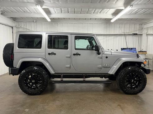 Used 2016 Jeep Wrangler Unlimited Sahara AWD/4WD image 3