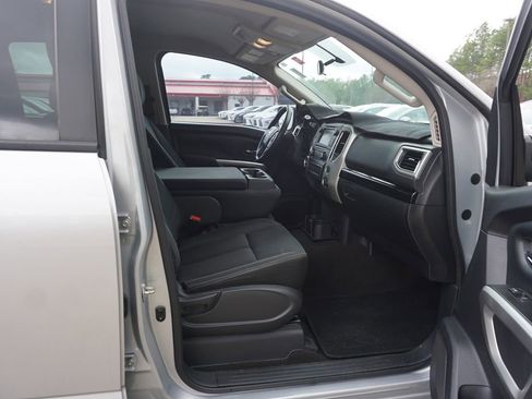 Used 2019 Nissan Titan SV image 15