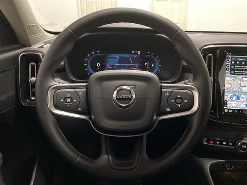 Used 2025 Volvo XC40 B5 Plus image 10