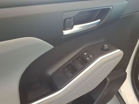 Used 2023 Toyota Highlander XLE AWD/4WD image 12