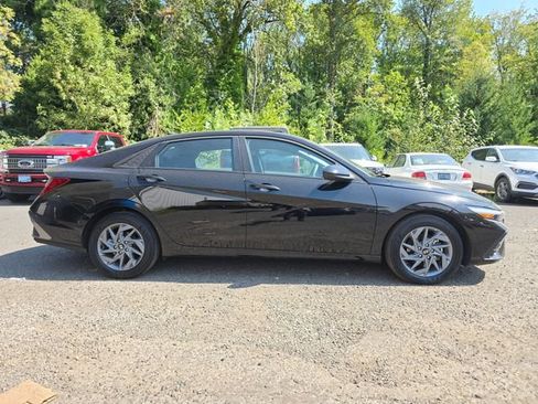 Used 2025 Hyundai Elantra Hybrid FWD image 2