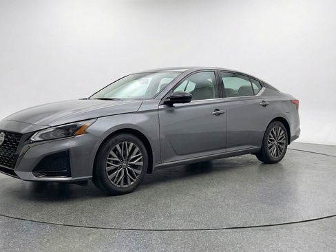 Used 2025 Nissan Altima 2.5 SV FWD image 3