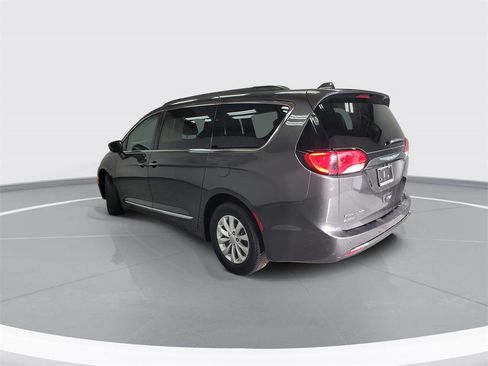 Used 2017 Chrysler Pacifica Touring-L image 4