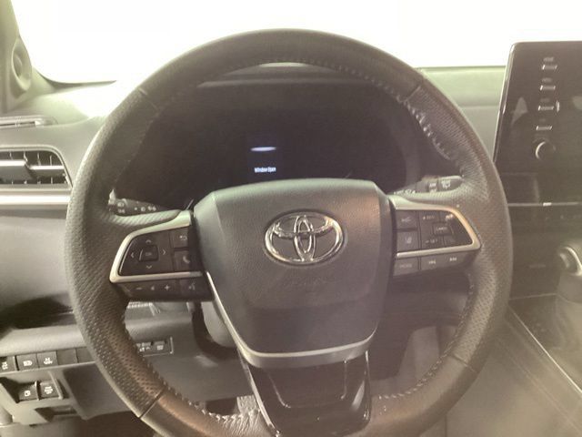 Used 2023 Toyota Sienna XSE AWD/4WD image 13