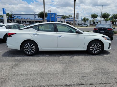 Used 2025 Nissan Altima 2.5 SV FWD image 8