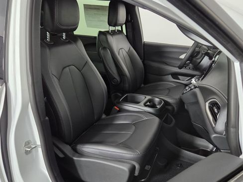 New 2025 Chrysler Pacifica Select w/ Fav Edition Package image 39