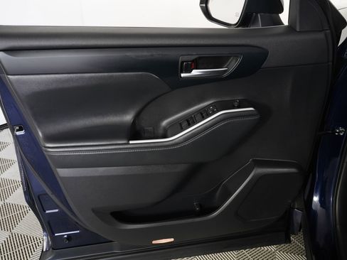 Used 2023 Toyota Highlander XLE FWD image 15