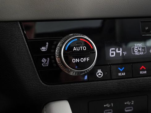 Used 2025 Mitsubishi Outlander SEL image 15