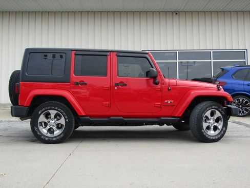 Used 2018 Jeep Wrangler Unlimited Sahara image 2