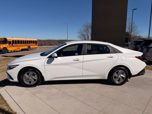 Used 2024 Hyundai Elantra SE image 2