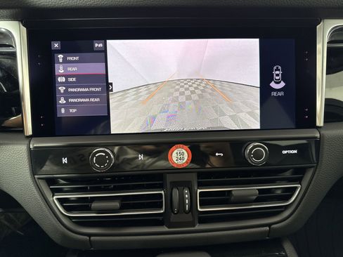 Used 2025 Porsche Macan image 25