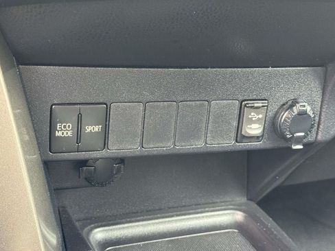 Used 2014 Toyota RAV4 XLE AWD/4WD image 8