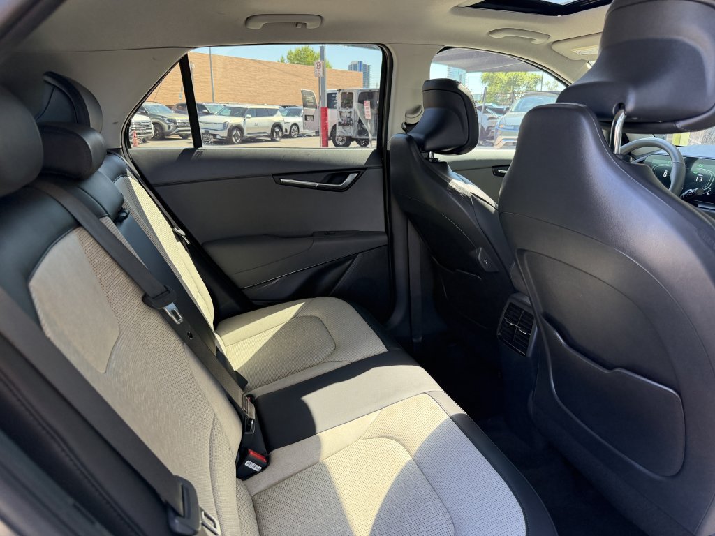 Used 2025 Kia Niro FWD image 38