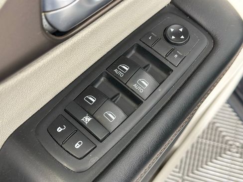 Used 2018 Chrysler Pacifica Touring-L w/ Premium Audio Group image 38