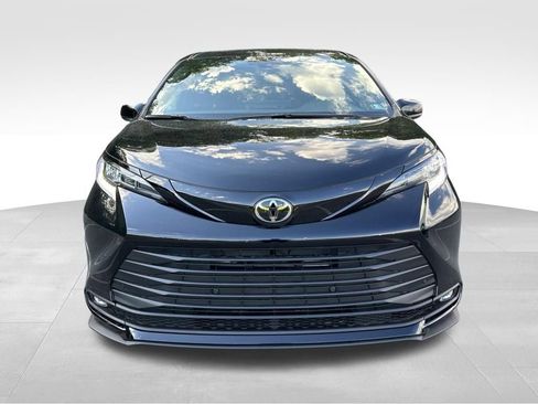 New 2026 Toyota Sienna XLE Woodland Edition AWD/4WD image 8