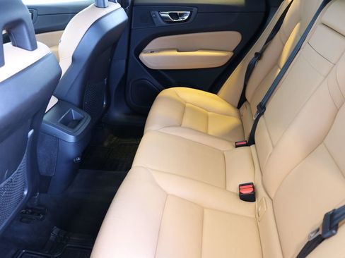 Used 2018 Volvo XC60 T6 Momentum w/ Vision Package image 25