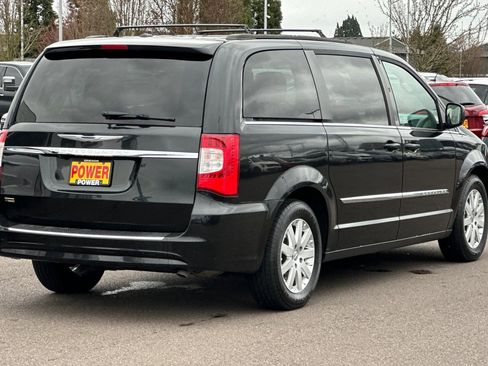 Used 2016 Chrysler Town & Country Touring FWD image 4