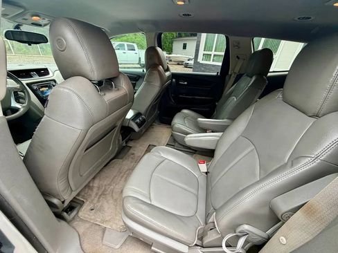 Used 2017 Chevrolet Traverse LT w/ Style and Technology Package FWD image 10